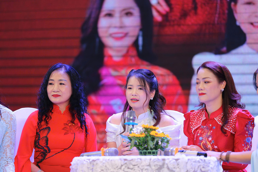 Nhà thiết kế Hoàng Ly (giữa) xúc động chia sẻ về hành trình 30 năm gắn bó với niềm đam mê thời trang áo dài