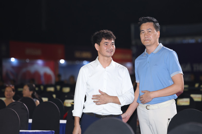 NSND Xuân Bắc dẫn dắt màn đấu giá bức tranh ‘’Điệu chèo cổ và tiếng sáo diều trên cánh đồng vàng’’ cùng đại diện SHB và T&amp;T - đơn vị thắng đấu giá với số tiền lên tới 1 tỷ đồng