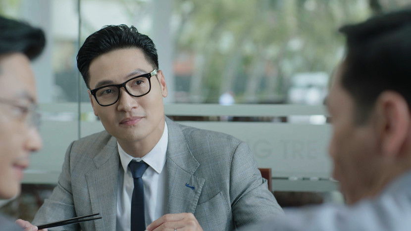 Mạnh Trường hóa thân vào vai một Chánh Văn phòng khôn khéo, giỏi xoay sở, biết cách tồn tại trong mọi thế cờ