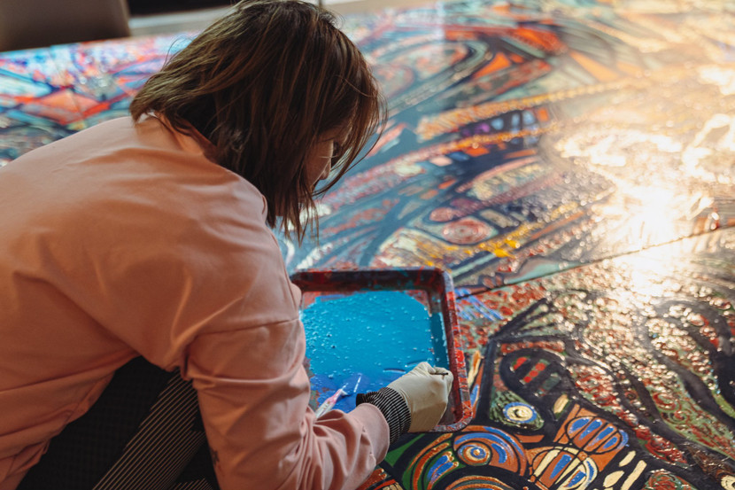 CAT thực hiện tác phẩm sơn mài “khủng”. Ảnh: Robert Cossak