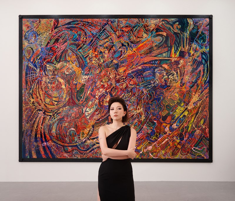 Họa sĩ CAT bên bức tranh sơn mài khổ lớn 360cmx480cm, nặng gần 250kg. Ảnh: Lê Lai