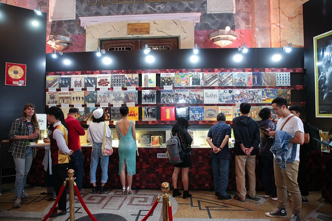 Không gian "bảo tàng ngây thơ" trưng bày các kỷ vật, đồ lưu niệm liên quan đến ban nhạc The Bealtes