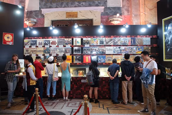 Không gian "bảo tàng ngây thơ" trưng bày các kỷ vật, đồ lưu niệm liên quan đến ban nhạc The Bealtes