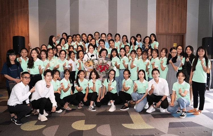 Quỹ học bổng Vừ A Dính do Phó Chủ tịch nước Trương Mỹ Hoa sáng lập và làm Chủ tịch