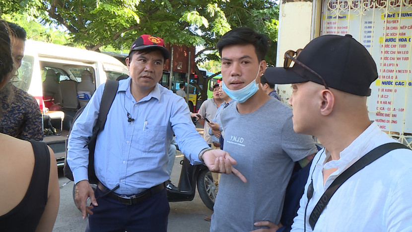 Đạo diễn Hoàng Hà Xa và êkip chỉ đạo dàn dựng lại câu chuyện "đánh ghen" Đạo diễn Hoàng Hà Xa và êkip chỉ đạo dàn dựng lại câu chuyện "đánh ghen"