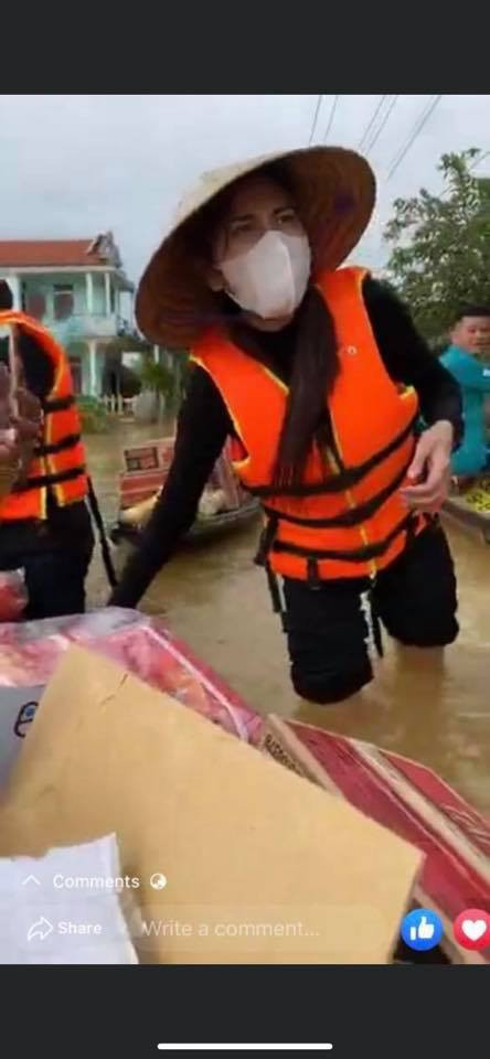 Hình ảnh xúc động khi Thủy Tiên đội mưa bão đến với người dân miền Trung