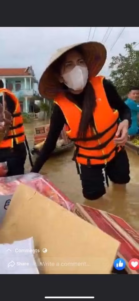 Hình ảnh xúc động khi Thủy Tiên đội mưa bão đến với người dân miền Trung