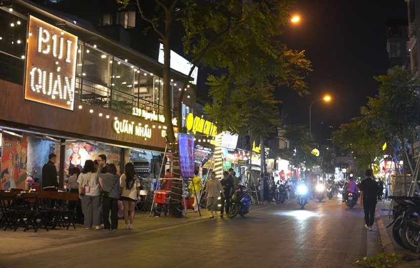 Chỉ cần dạo một vòng quanh phố, người dân và du khách thập phương đã có thể thưởng thức đủ các món Á - Âu, từ món nướng Hàn Quốc, lẩu Hong Kong, đồ "nhậu" kiểu Việt, hay ghé qua những quán trà sữa, cà phê mang phong cách trẻ trung Chỉ cần dạo một vòng quanh phố, người dân và du khách thập phương đã có thể thưởng thức đủ các món Á - Âu, từ món nướng Hàn Quốc, lẩu Hong Kong, đồ "nhậu" kiểu Việt, hay ghé qua những quán trà sữa, cà phê mang phong cách trẻ trung