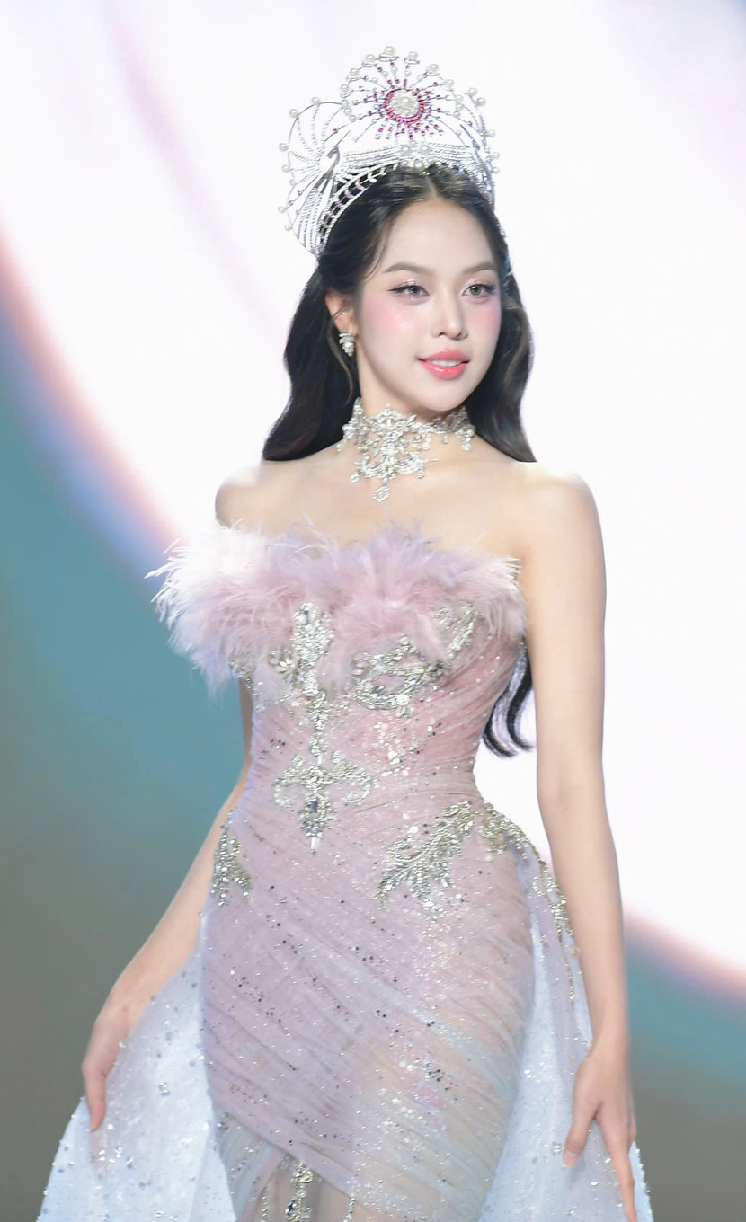 Sau khi trở thành "Hoa hậu Việt Nam 2022", Huỳnh Thị Thanh Thủy đại diện nhan sắc Việt tranh tài tại đấu trường "Miss International - Hoa hậu Quốc tế 2024" và cũng đăng quang ngôi vị cao nhất.