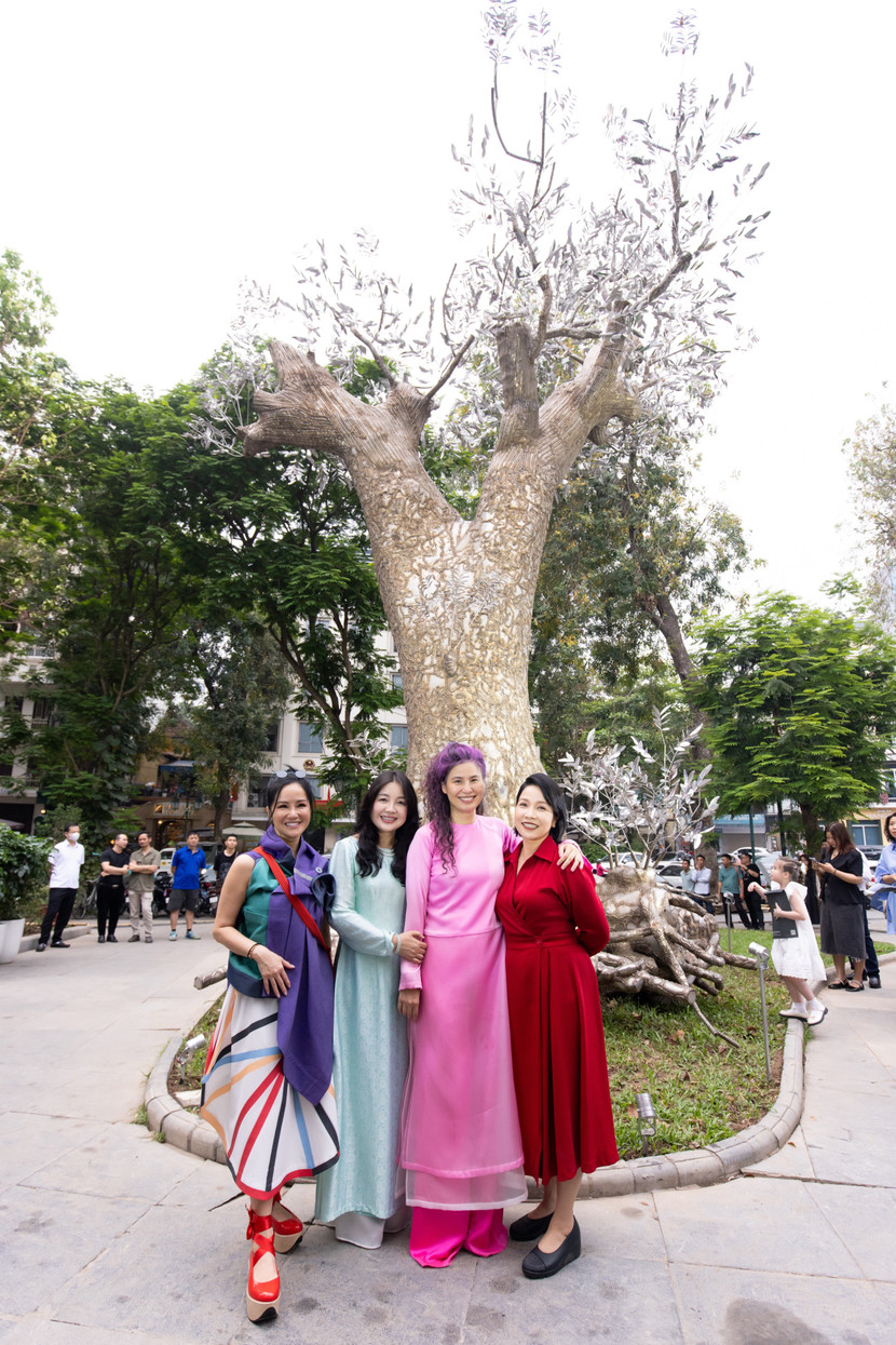 Nhiều nghệ sĩ có mặt để thưỡng làm tác phẩm "Hồi sinh" của Tia - Thủy Nguyễn