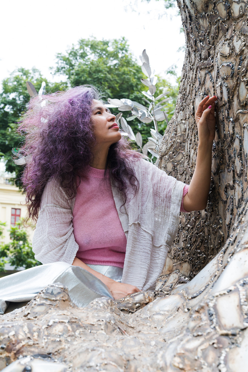 Nghệ sĩ Tia - Thủy Nguyễn bên công trình nghệ thuật "Hồi sinh"