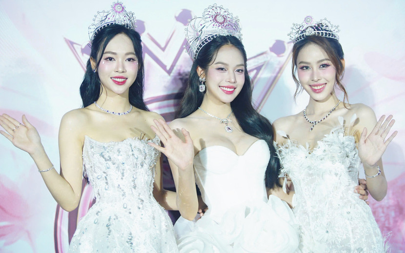 Top 3 "Hoa hậu Việt Nam 2022": Hoa hậu Huỳnh Thị Thanh Thủy, Á hậu 1 Trịnh Thùy Linh, Á hậu 2 Lê Nguyễn Ngọc Hằng hội tụ trên thảm đỏ cùng vương miện mang tên "Hùng ca chim Lạc - Báu vật ngàn đời".