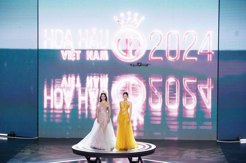 Hoa hậu Đỗ Thị Hà và Hoa hậu Thanh Thủy xuất hiện trên sân khấu đêm chung khảo