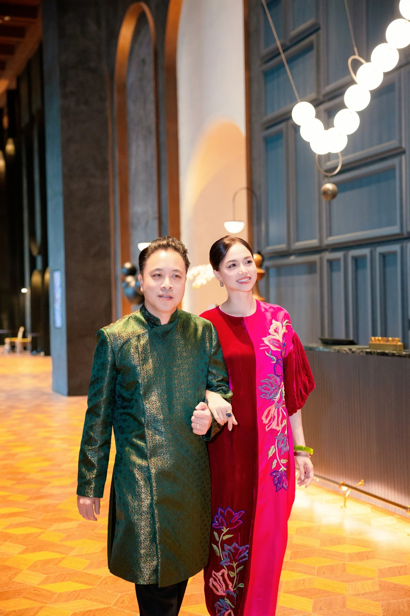 Đạo diễn Victor Vũ cùng bà xã Đinh Ngọc Diệp. "Một nửa" của Victor Vũ ngoài việc tham gia diễn xuất trong phim "Thám tử Kiên: Kỳ án không đầu" còn đảm nhận vai trò nhà sản xuất