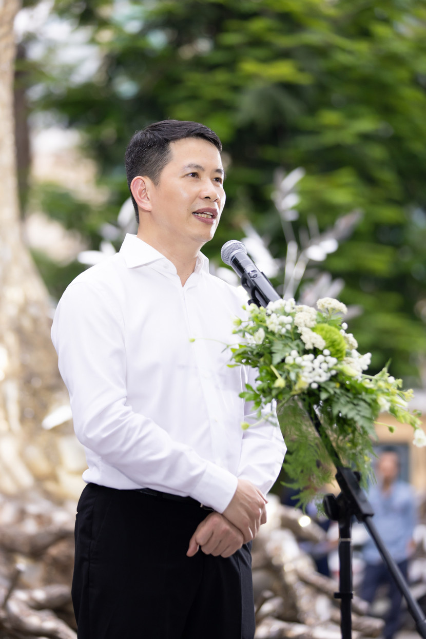 Ông Phạm Tuấn Long - Chủ tịch UBND quận Hoàn Kiếm chia sẻ tại lễ khánh thành công trình nghệ thuật sắp đặt "Hồi sinh" do nghệ sĩ Tia - Thủy Nguyễn và cộng sự thực hiện