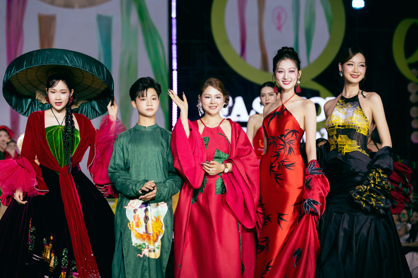 NTK Thạch Linh gây ấn tượng vớ bộ sưu tập "Chị Hai xúng xính"