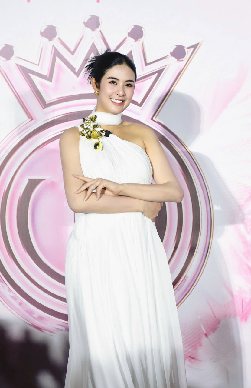 "Hoa hậu Việt Nam 2010" Ngọc Hân là khách mời có mặt tại Cung thể thao Quần Ngựa sớm nhất. Ngọc Hân chia sẻ ngồi tại phòng hậu trường, giữa các thí sinh "Hoa hậu Việt Nam 2024" khiến cô nhớ lại bản thân cách đây 15 năm. Ngọc Hân khuyên thế hệ hậu bối khi lên sân khấu nhớ thả lỏng và thể hiện bản thân tự nhiên nhất, đừng cố gắng phải trở thành một ai khác. Ngọc Hân cũng chúc 41 thí sinh có một đêm đáng nhớ và trở thành ký ức tươi đẹp mãi về sau.