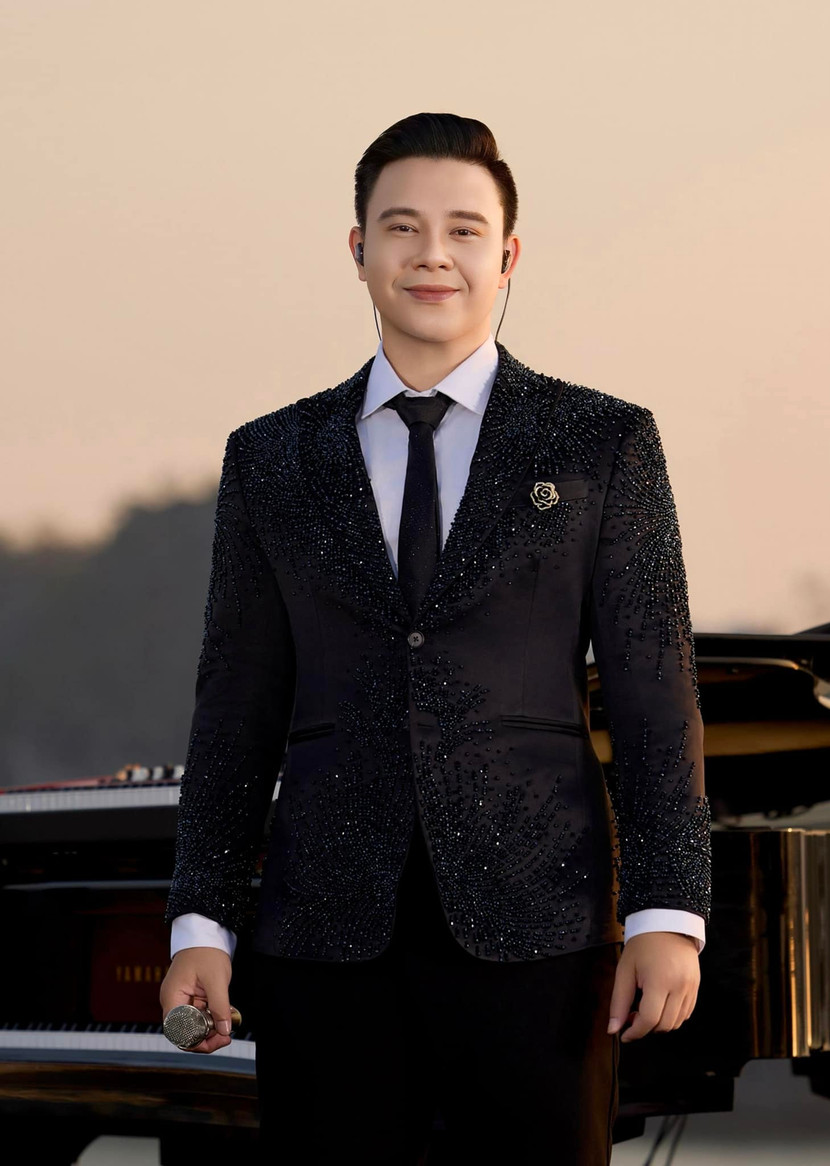 Đông Hùng là một trong những ca sĩ trẻ tham gia trình diễn trong chương trình