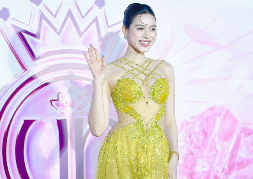 Sự xuất hiện của Hoa hậu Đỗ Thị Hà tại thảm đỏ thu hút sự chú ý. Cô diện thiết kế xuyên thấu cầu kỳ với phom dáng cắt xẻ táo bạo. Thiết kế giúp người đẹp tôn lên vẻ quyến rũ. Cô chọn kiểu tóc búi, trang điểm nhẹ để tổng thể trang phục trông sang trọng.