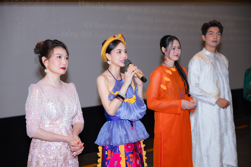 Nhà sản xuất, diễn viên Đinh Ngọc Diệp cùng dàn diễn viên giao lưu cùng khán giả