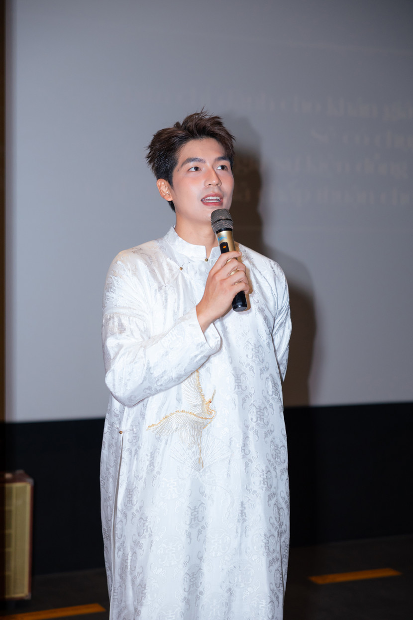 Một nhân tố nổi bật trong phim lần này của Victor Vũ là diễn viên Quốc Anh cũng thẳng thắn chia sẻ: “Thật ra, từ 3 năm trước, tôi đã đi casting phim của anh Victor. Anh Victor và chị Diệp là hai người tôi rất ‘nể’. Vai Thạc là một nhân vật hao hao tuổi tôi ở ngoài đời, nên tôi quyết định casting. Tôi chỉ biết nói cảm ơn anh Victor”.