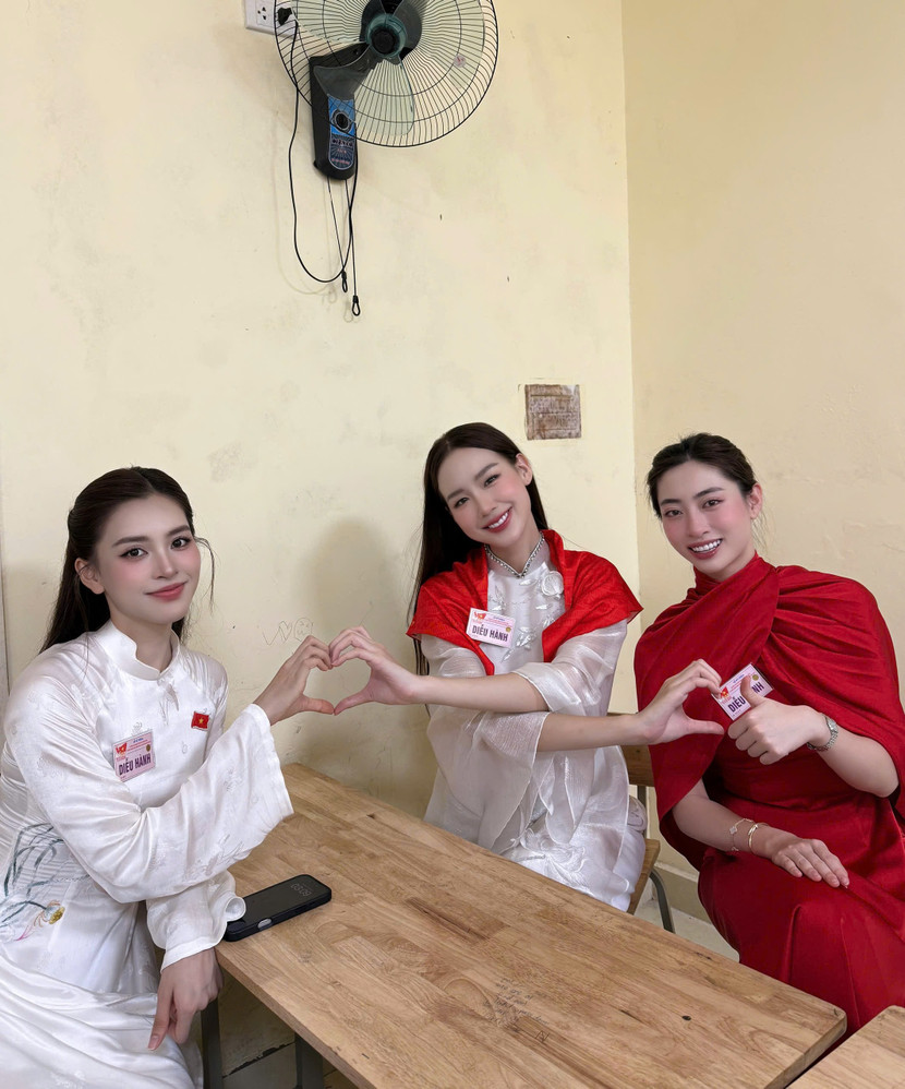 Cũng giống như Hoa hậu Tiểu Vy, Hoa hậu Bảo Ngọc cũng từng góp mặt trong Lễ diễu binh, diễu hành cấp quốc gia tại TP. Hồ Chí Minh để kỷ niệm 50 năm Ngày Giải phóng miền Nam, thống nhất đất nước vừa qua.