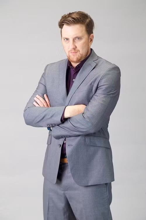 Đạo diễn Aaron Toronto