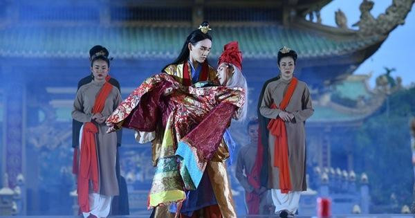 Cảnh nhân vật do Nguyễn Trần Trung Quân đóng cưới xác chết trong MV "Canh ba"