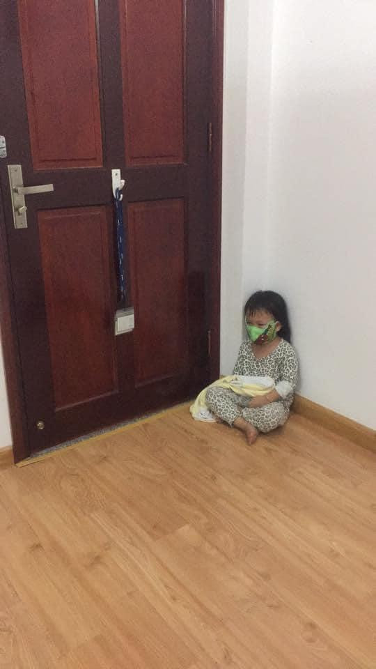 Hình ảnh cô bé khóc đỏ mắt ngóng mẹ khiến Đỗ Mạnh Cường xúc động và quyết định nhận em về nuôi