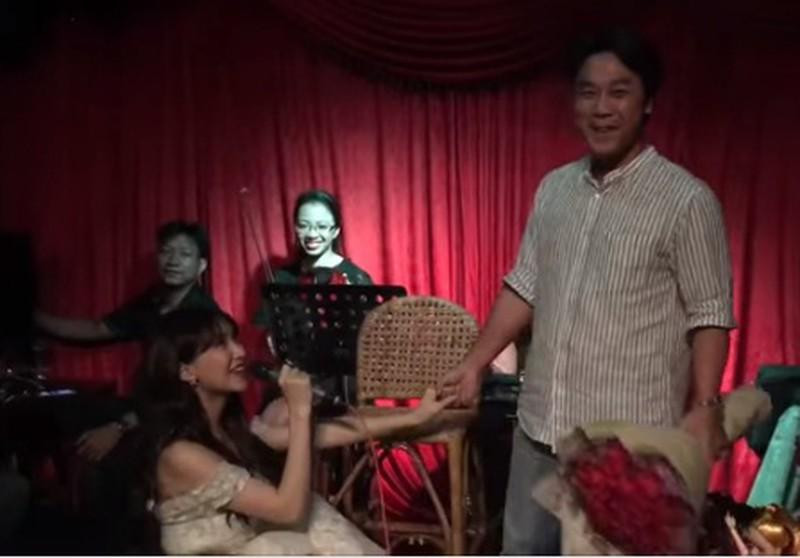 Khoảnh khắc Hòa Minzy cầu hôn bạn trai