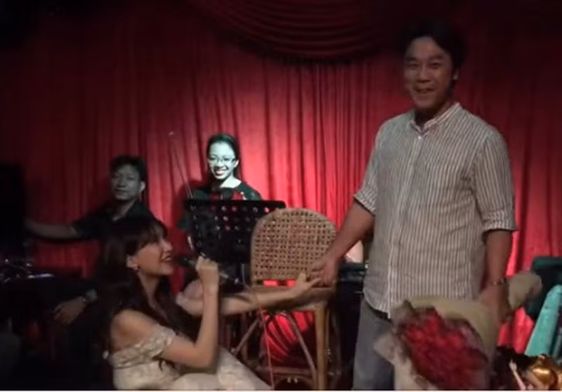 Khoảnh khắc Hòa Minzy cầu hôn bạn trai Khoảnh khắc Hòa Minzy cầu hôn bạn trai