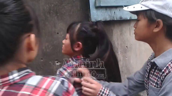 Hà Nội: Thêm một nữ sinh bị đánh hội đồng, trong khi các bạn hò reo cổ vũ ảnh 5 Hà Nội: Thêm một nữ sinh bị đánh hội đồng, trong khi các bạn hò reo cổ vũ ảnh 5