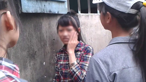 Hà Nội: Thêm một nữ sinh bị đánh hội đồng, trong khi các bạn hò reo cổ vũ ảnh 6 Hà Nội: Thêm một nữ sinh bị đánh hội đồng, trong khi các bạn hò reo cổ vũ ảnh 6