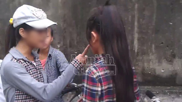 Hà Nội: Thêm một nữ sinh bị đánh hội đồng, trong khi các bạn hò reo cổ vũ ảnh 2 Hà Nội: Thêm một nữ sinh bị đánh hội đồng, trong khi các bạn hò reo cổ vũ ảnh 2