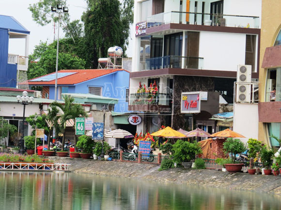 Đấu súng kinh hoàng lúc nửa đêm, một người đàn ông nhảy xuống hồ thoát thân ảnh 1