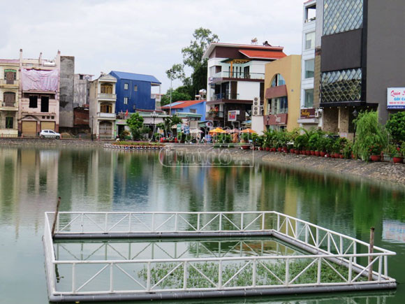 Đấu súng kinh hoàng lúc nửa đêm, một người đàn ông nhảy xuống hồ thoát thân ảnh 2