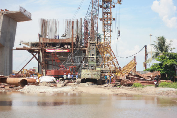 Sập cần cẩu tháp, 6 người thương vong ảnh 1