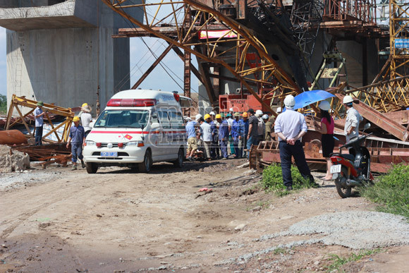 Sập cần cẩu tháp, 6 người thương vong ảnh 2