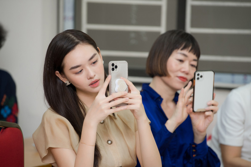 Tường San và mẹ hào hứng ghi lại những màn trình diễn văn nghệ của các em Tường San và mẹ hào hứng ghi lại những màn trình diễn văn nghệ của các em