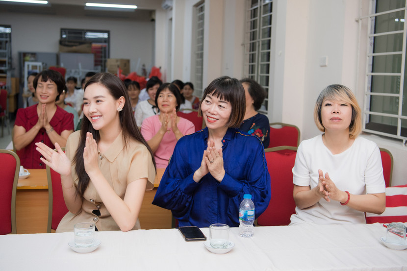 Á hậu Tường San và mẹ (áo xanh) tham gia vào hoạt động ý nghĩa dành cho trẻ em nhân dịp Trung Thu 2020 Á hậu Tường San và mẹ (áo xanh) tham gia vào hoạt động ý nghĩa dành cho trẻ em nhân dịp Trung Thu 2020