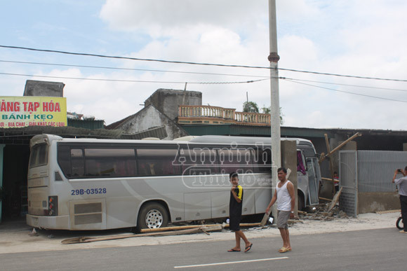 Tránh xe máy, xe chở đoàn du lịch lao thẳng vào 3 nhà dân ven đường ảnh 2