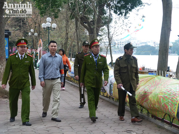 Vào xem trận địa pháo hoa ven hồ Gươm, trước Giao thừa ảnh 2