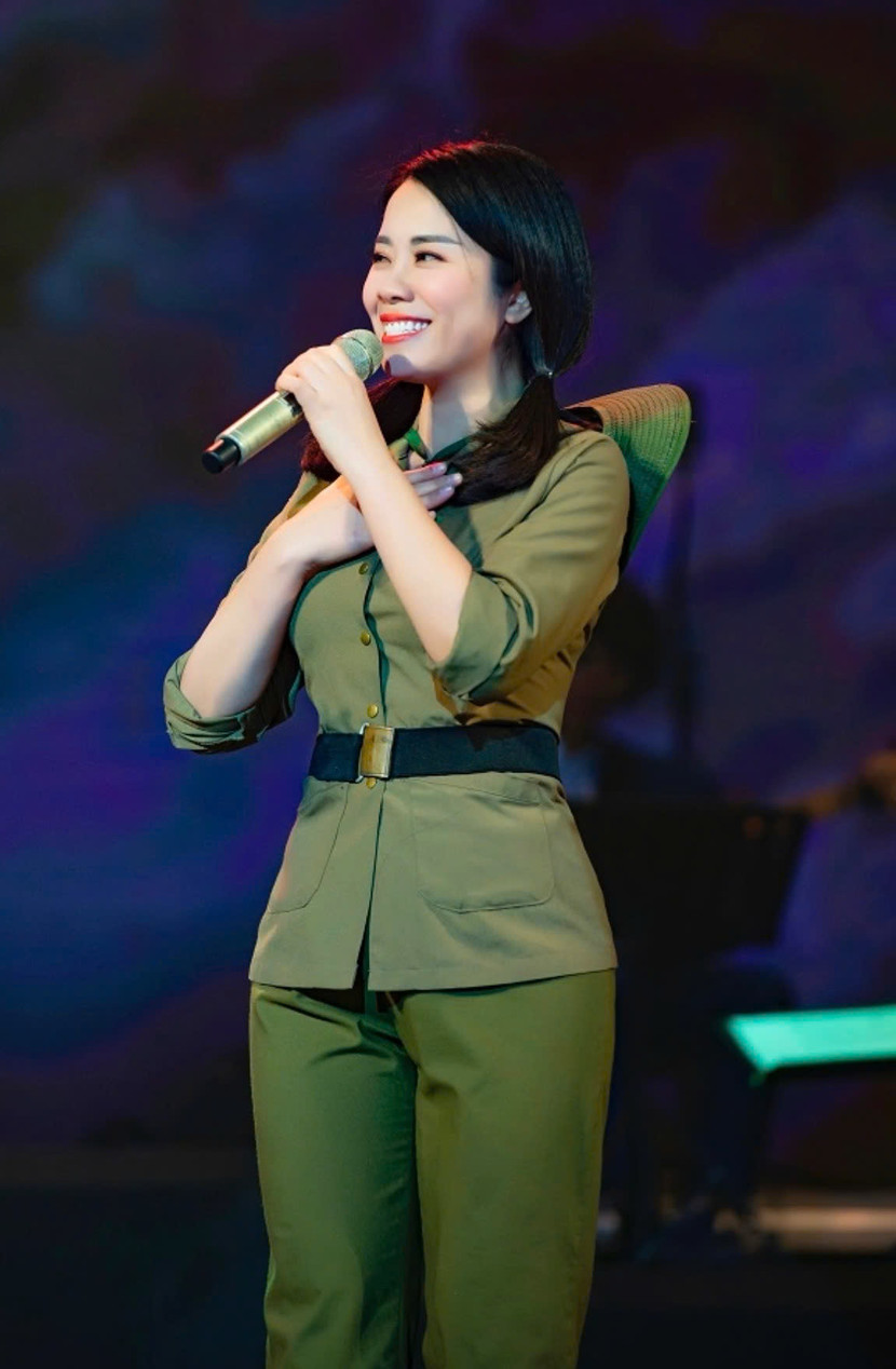 NSND Hồng Hạnh hiện đang là Giám đốc Nhà hát Ca múa nhạc Quân đội NSND Hồng Hạnh hiện đang là Giám đốc Nhà hát Ca múa nhạc Quân đội