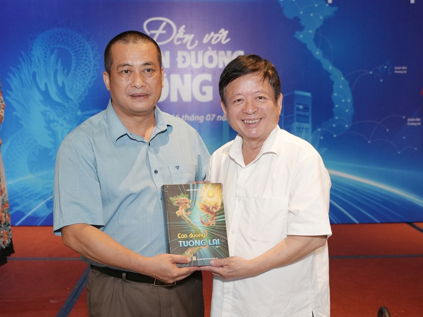 Nhà văn Nguyễn Xuân Tuấn tặng sách "Con đường tương lai" cho nhạc sĩ Đỗ Hồng Quân - Chủ tịch Liên hiệp các Hội Văn học Nghệ thuật Việt Nam Nhà văn Nguyễn Xuân Tuấn tặng sách "Con đường tương lai" cho nhạc sĩ Đỗ Hồng Quân - Chủ tịch Liên hiệp các Hội Văn học Nghệ thuật Việt Nam