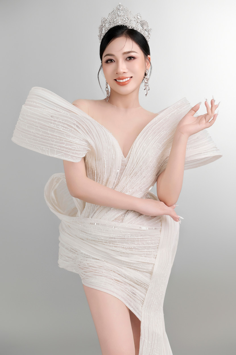 Sự tự tin không đến từ ánh hào quang nhất thời, mà từ sự tích lũy tri thức, trải nghiệm và bản lĩnh sống. Tô Thị Lý không chỉ sở hữu vẻ quyến rũ mà còn là người phụ nữ có tri thức.