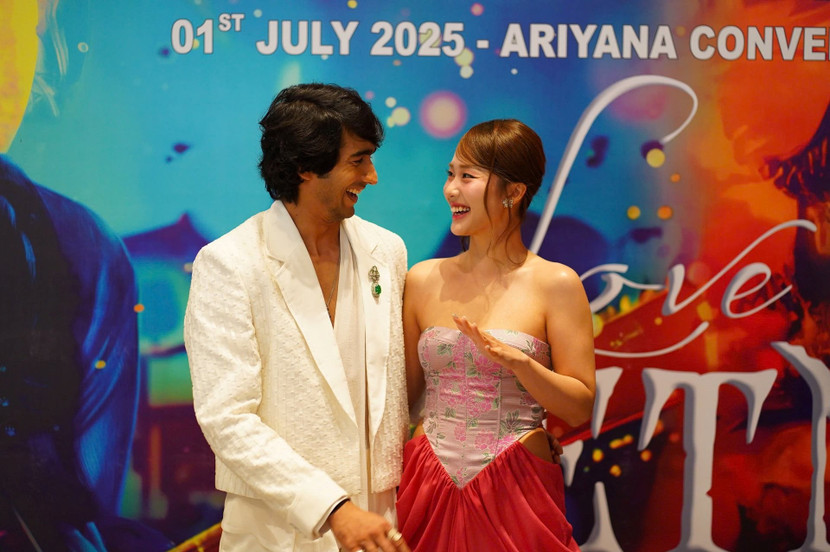 Khả Ngân và nam diễn viên chính người Ấn Độ tại buổi ra mắt "Love in Vietnam" tại Đà Nẵng Khả Ngân và nam diễn viên chính người Ấn Độ tại buổi ra mắt "Love in Vietnam" tại Đà Nẵng