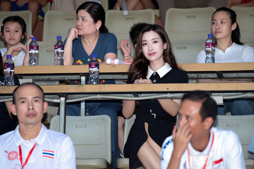 Hoa hậu Đỗ Mỹ Linh xuất hiện thanh lịch và rạng rỡ ở phía dưới khán đài