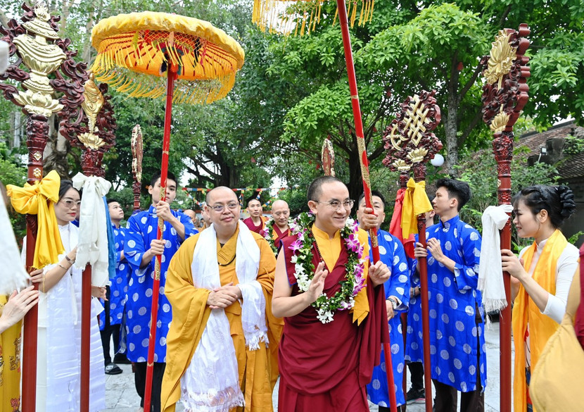 Thượng tọa Thích Thanh Phương, Trụ trì chùa Sủi, Ủy viên Ban Hoằng pháp Trung ương Giáo hội Phật giáo Việt Nam đón đoàn Phật giáo Nepal do ngài Rinpoche dẫn đầu đến chùa
