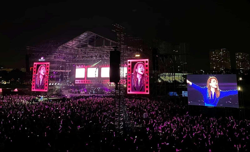 Liveshow "Tri âm" của Mỹ Tâm đã mở màn vào tối 25-4 tại SVĐ Phú Thọ, TP.HCM thu hút hàng nghìn khán giả