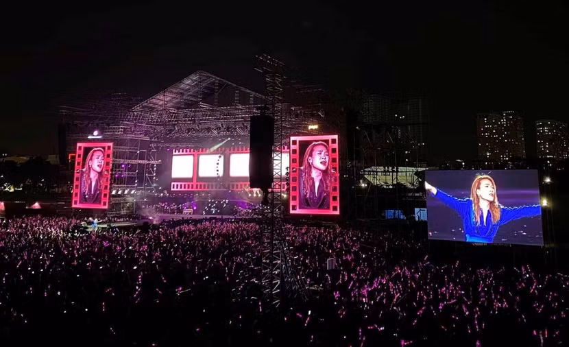 Liveshow "Tri âm" của Mỹ Tâm đã mở màn vào tối 25-4 tại SVĐ Phú Thọ, TP.HCM thu hút hàng nghìn khán giả